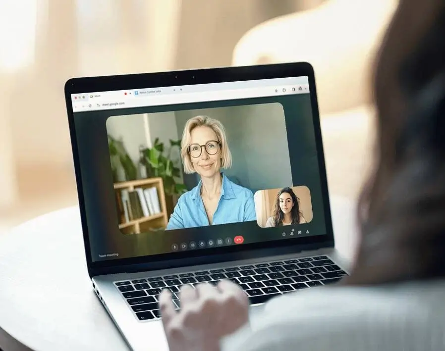 Laptop mit geöffnetem Videoanruf.